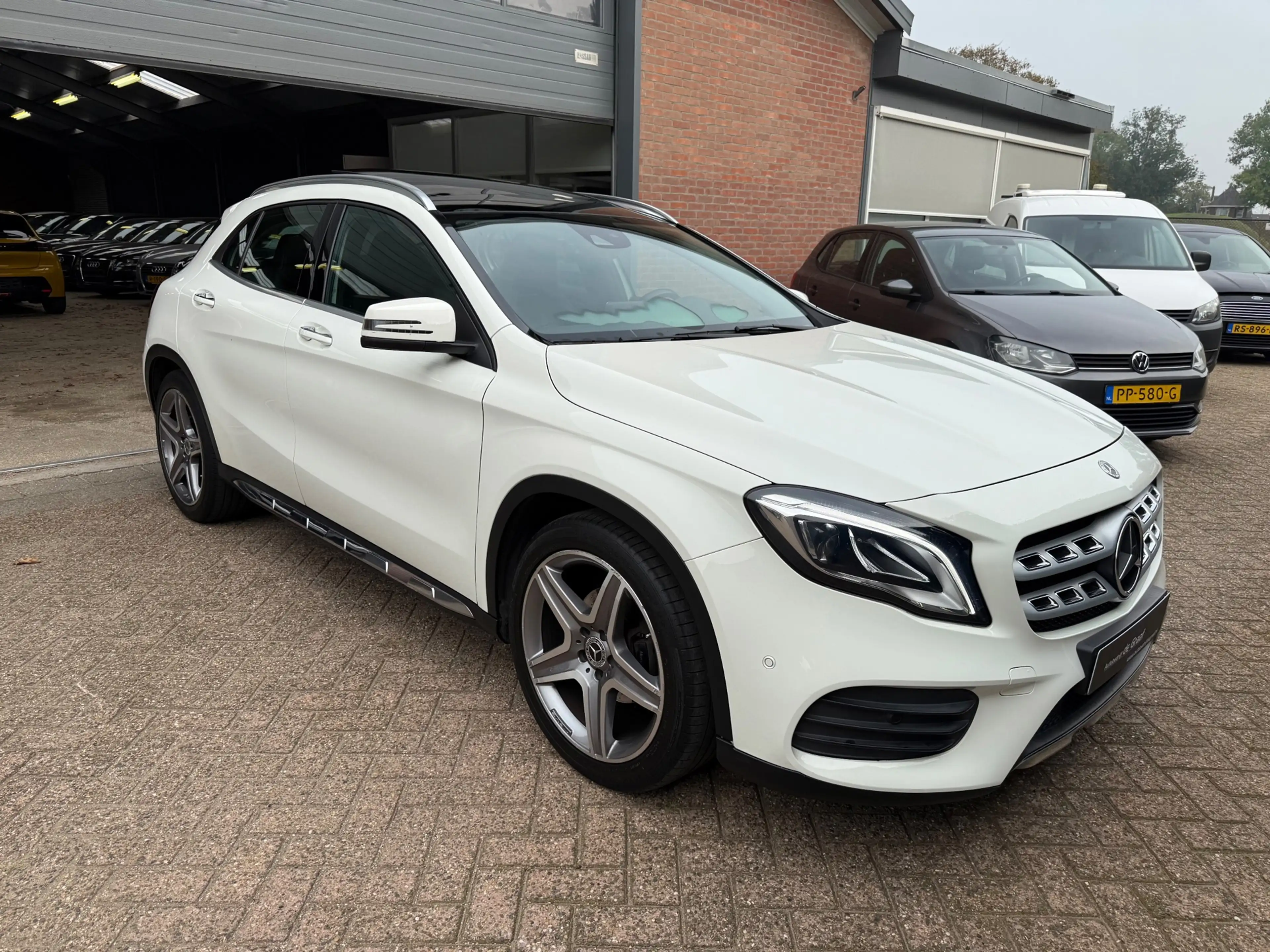 Mercedes-Benz GLA 180 AMG|PANO/H&K/ELEC-STOEL/NAVI/CRUISE/CAMERA/VOL! — photo 11