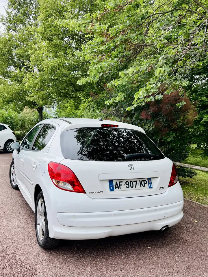 Peugeot 207 1.6 HDi 16V 110ch FAP BLUE LION Premium 
