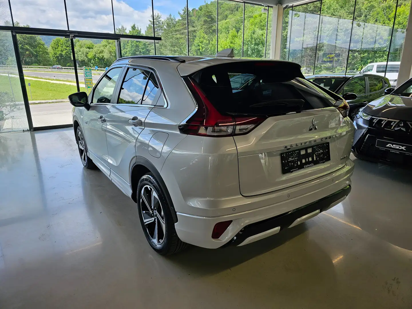 Mitsubishi Eclipse Cross 2,4 PHEV 4WD Diamond CVT Aut. Weiß - 2