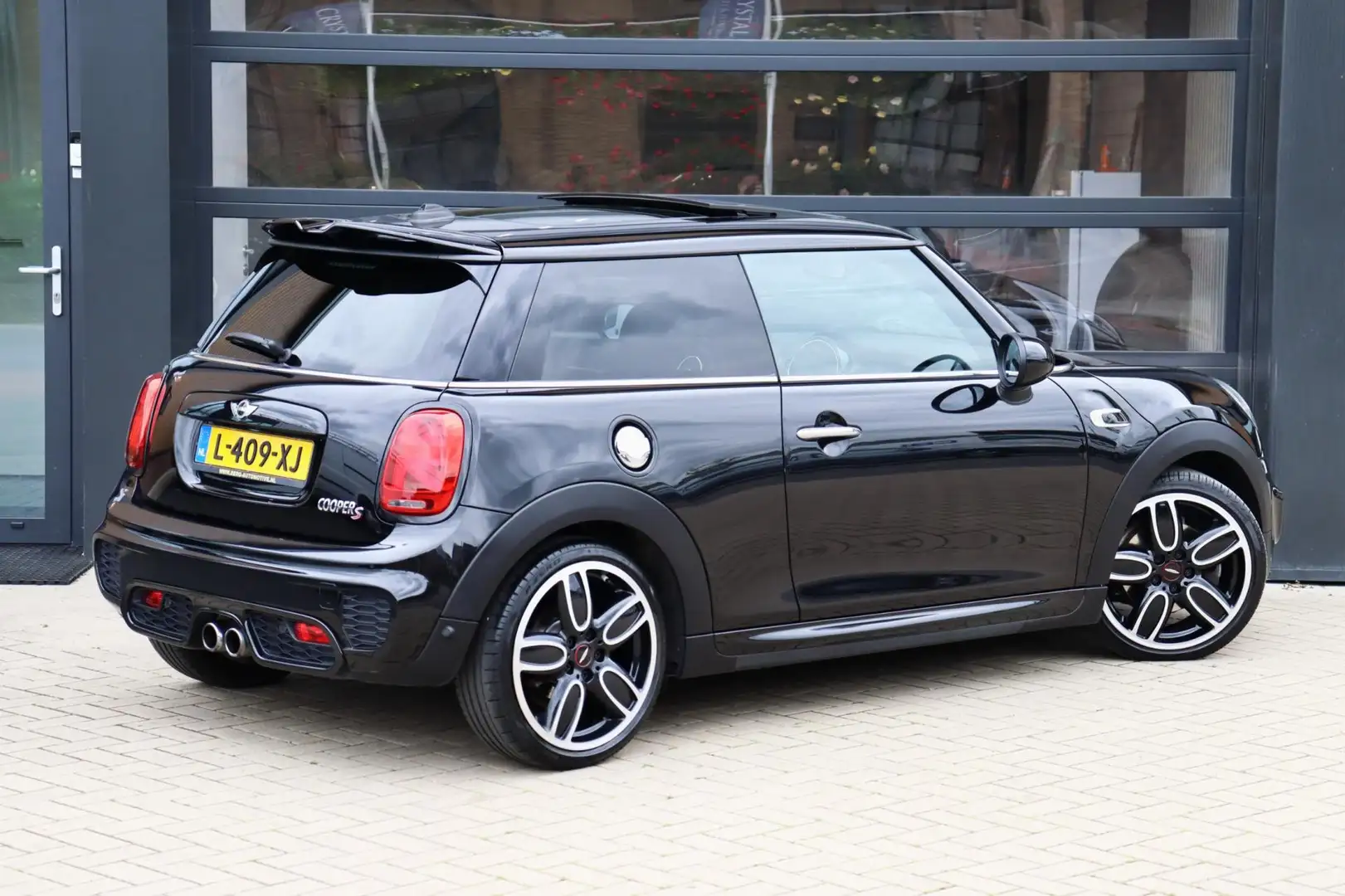 MINI Cooper S JCW Pakket | Panorama | Navigatie | Stoelverwarmin Schwarz - 2