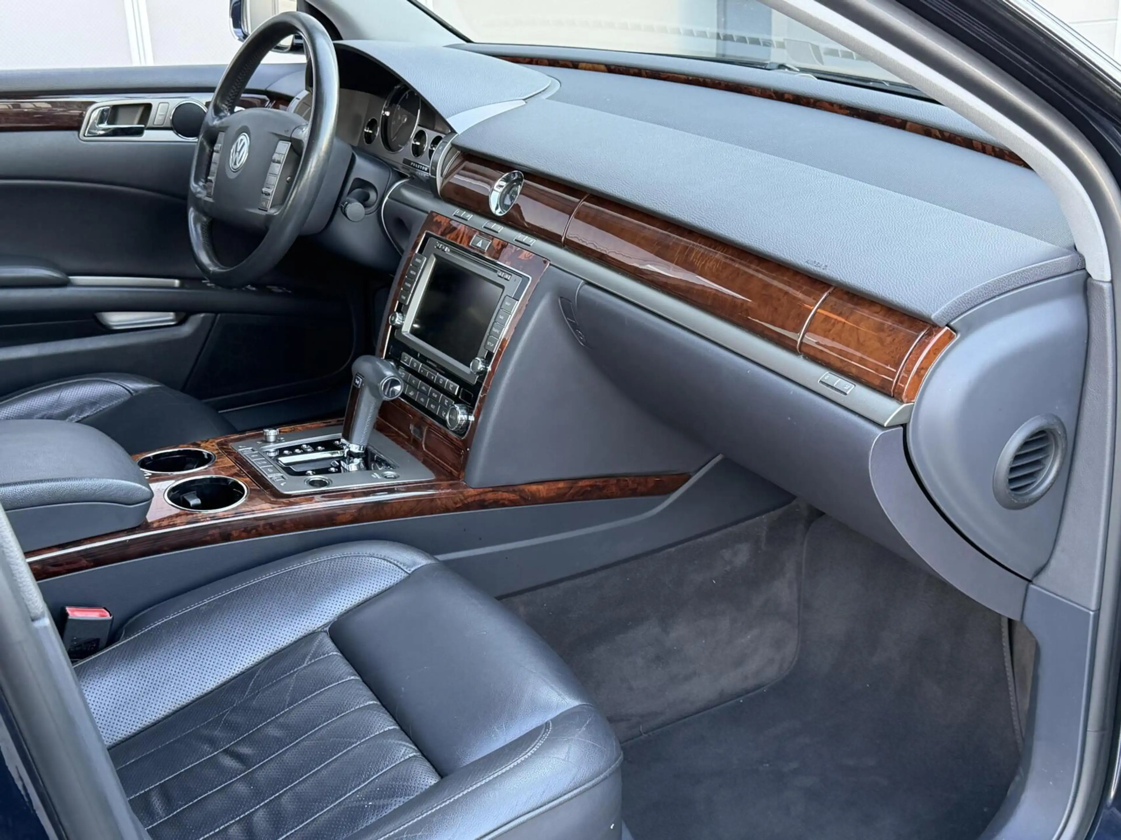 Volkswagen Phaeton 4.2 V8 Highline Facelift | 4-persoons | Luchtverin — photo 12