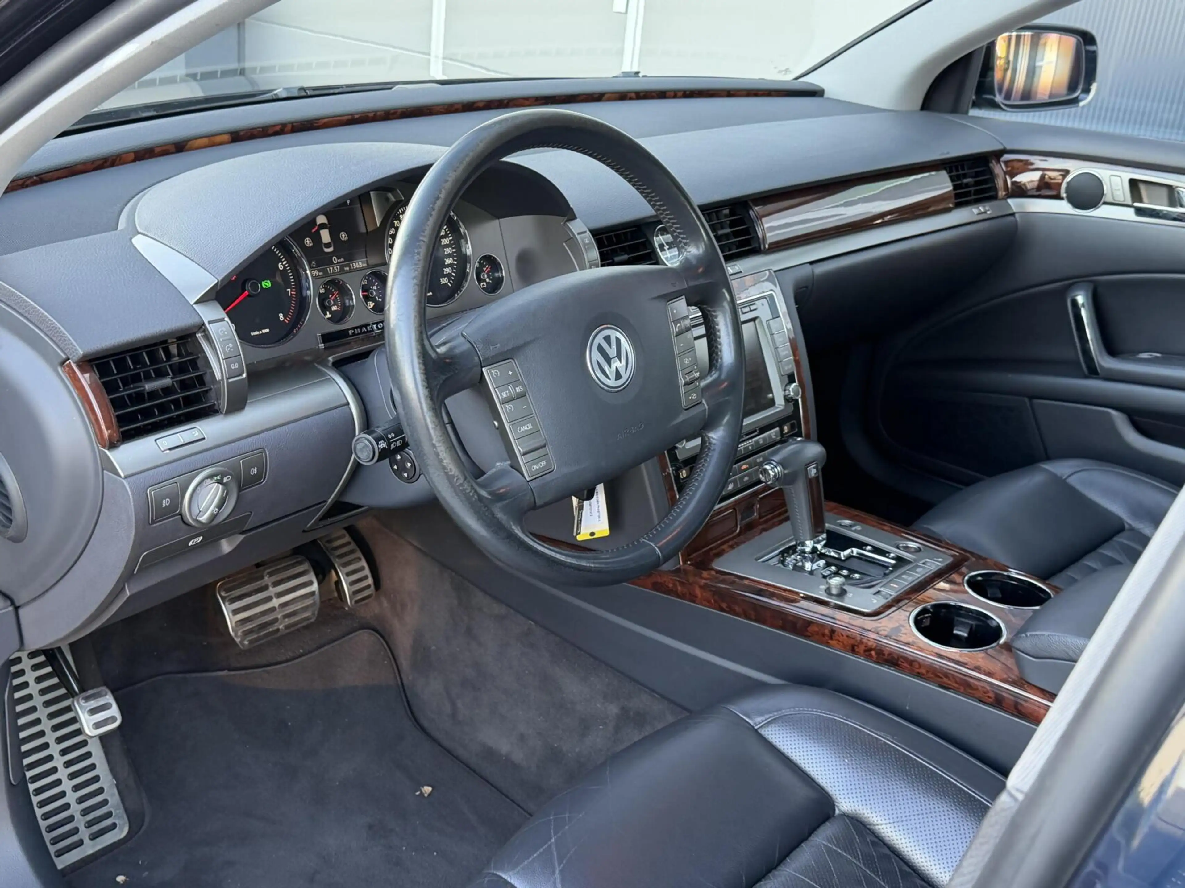 Volkswagen Phaeton 4.2 V8 Highline Facelift | 4-persoons | Luchtverin — photo 10