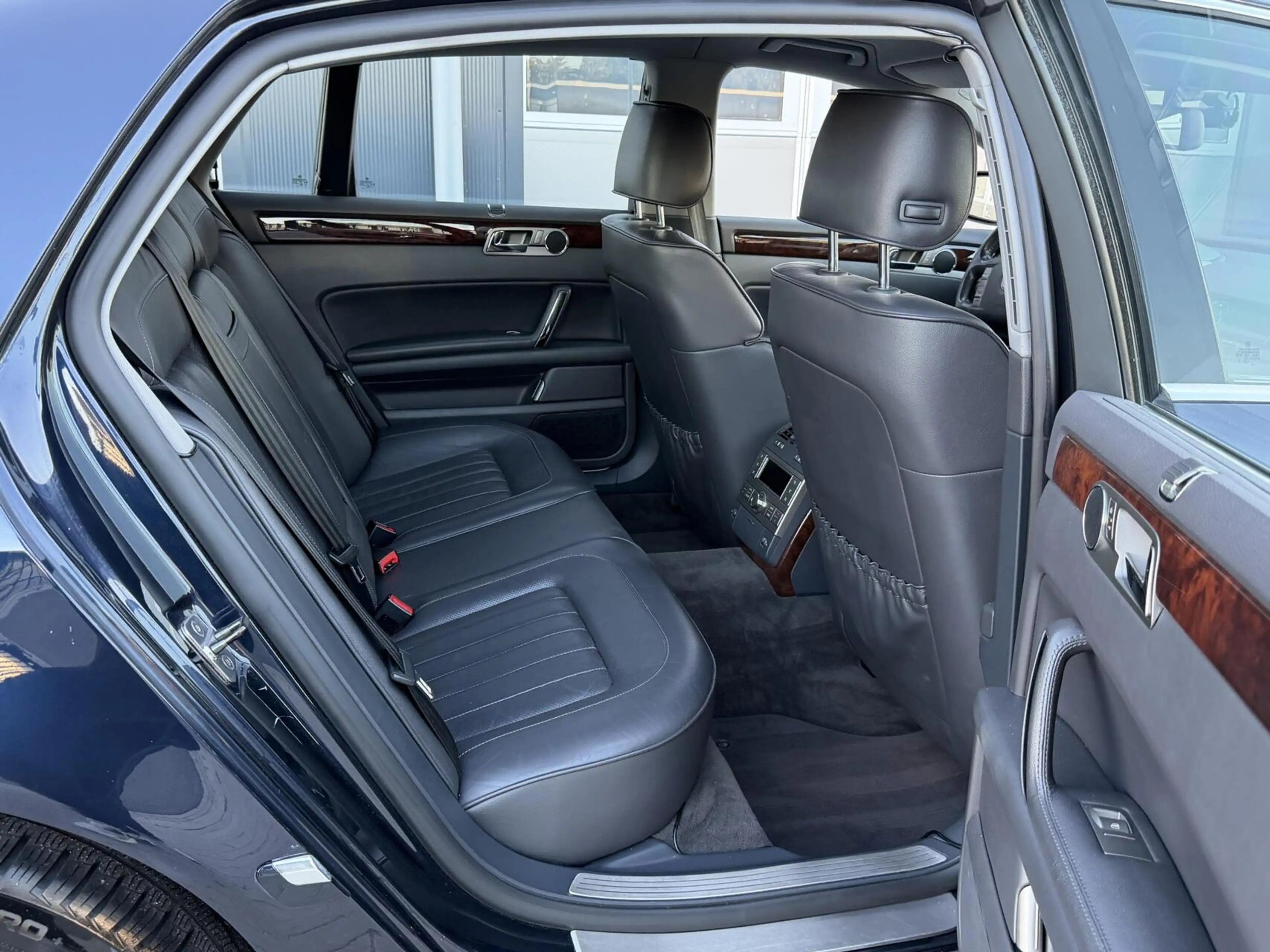 Volkswagen Phaeton 4.2 V8 Highline Facelift | 4-persoons | Luchtverin — photo 13