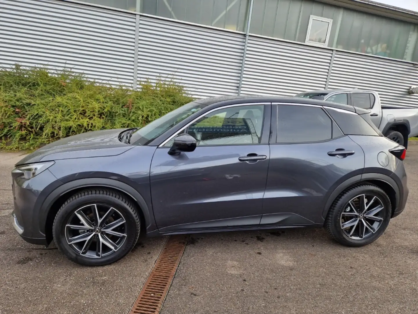 Lexus LBX FWD Emotion Navi Digitales Cockpit LED ACC El. Hec Gris - 2