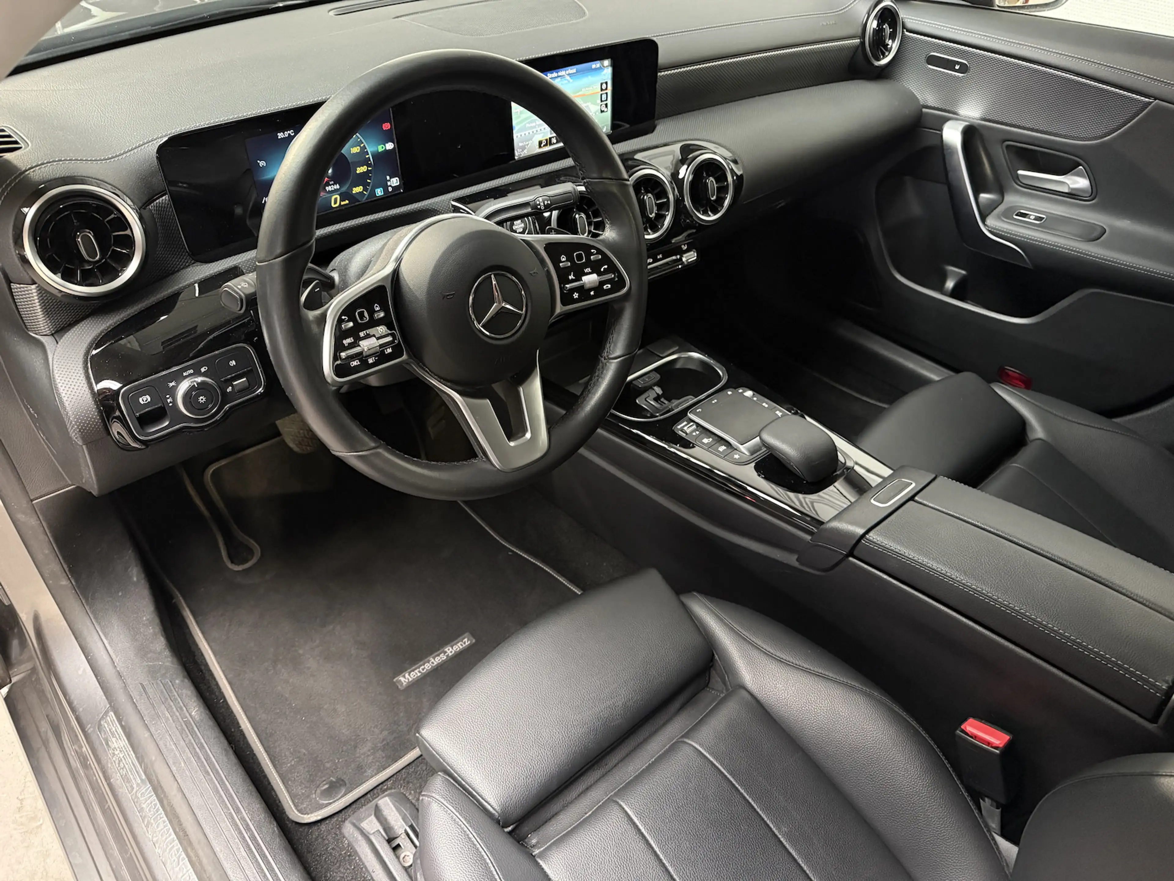 Mercedes-Benz CLA 220 /NAVI/LED/AHK/ — photo 4