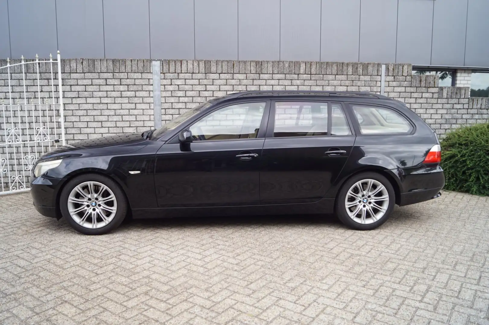 BMW 545 5-serie Touring 545i High Executive Autom Leder Sp Чорний - 2