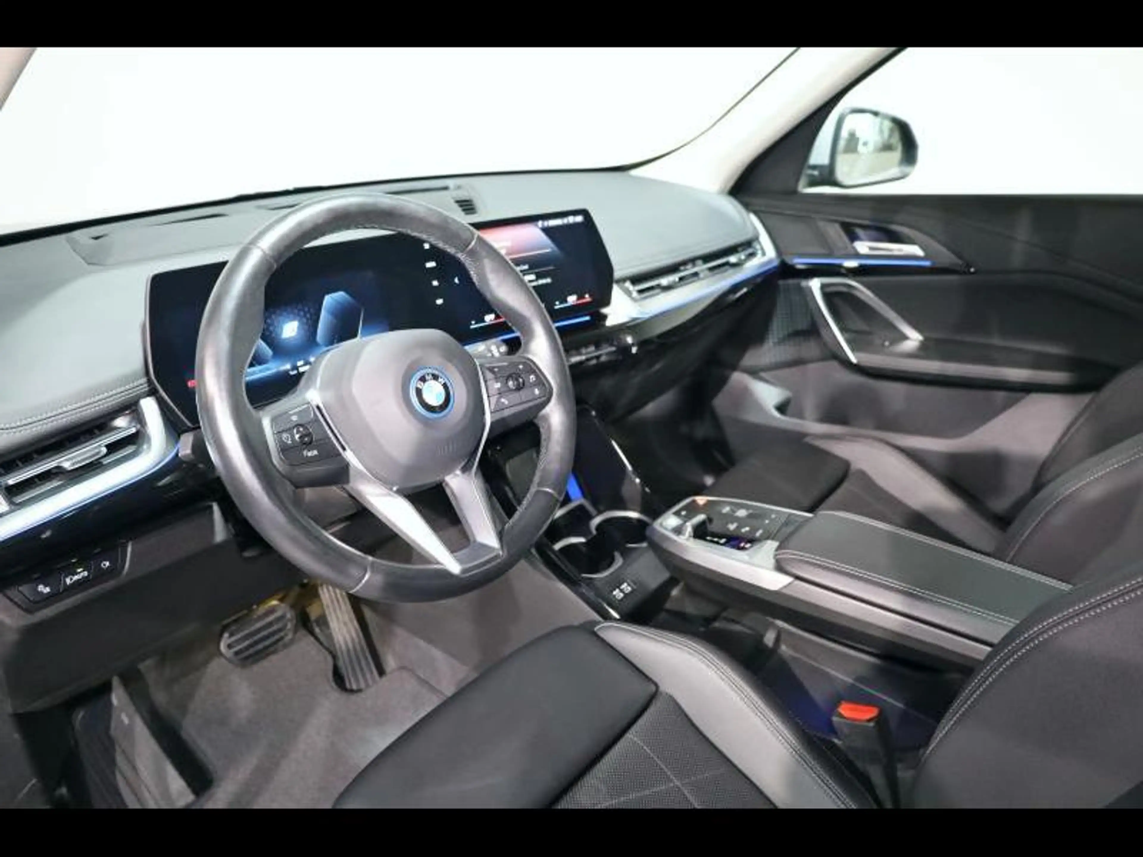 BMW iX1 xDrive30 xLine — photo 6