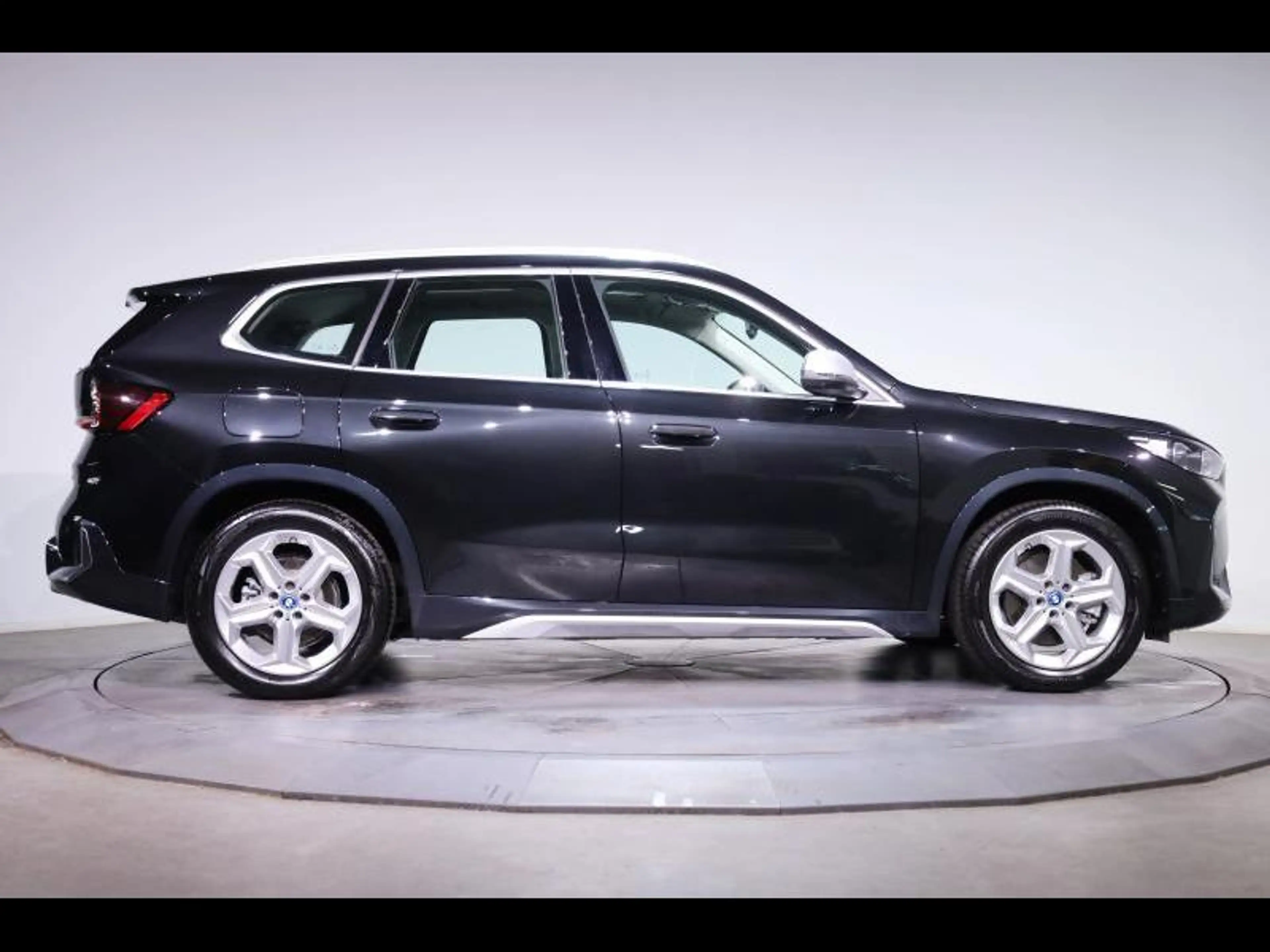 BMW iX1 xDrive30 xLine — photo 3