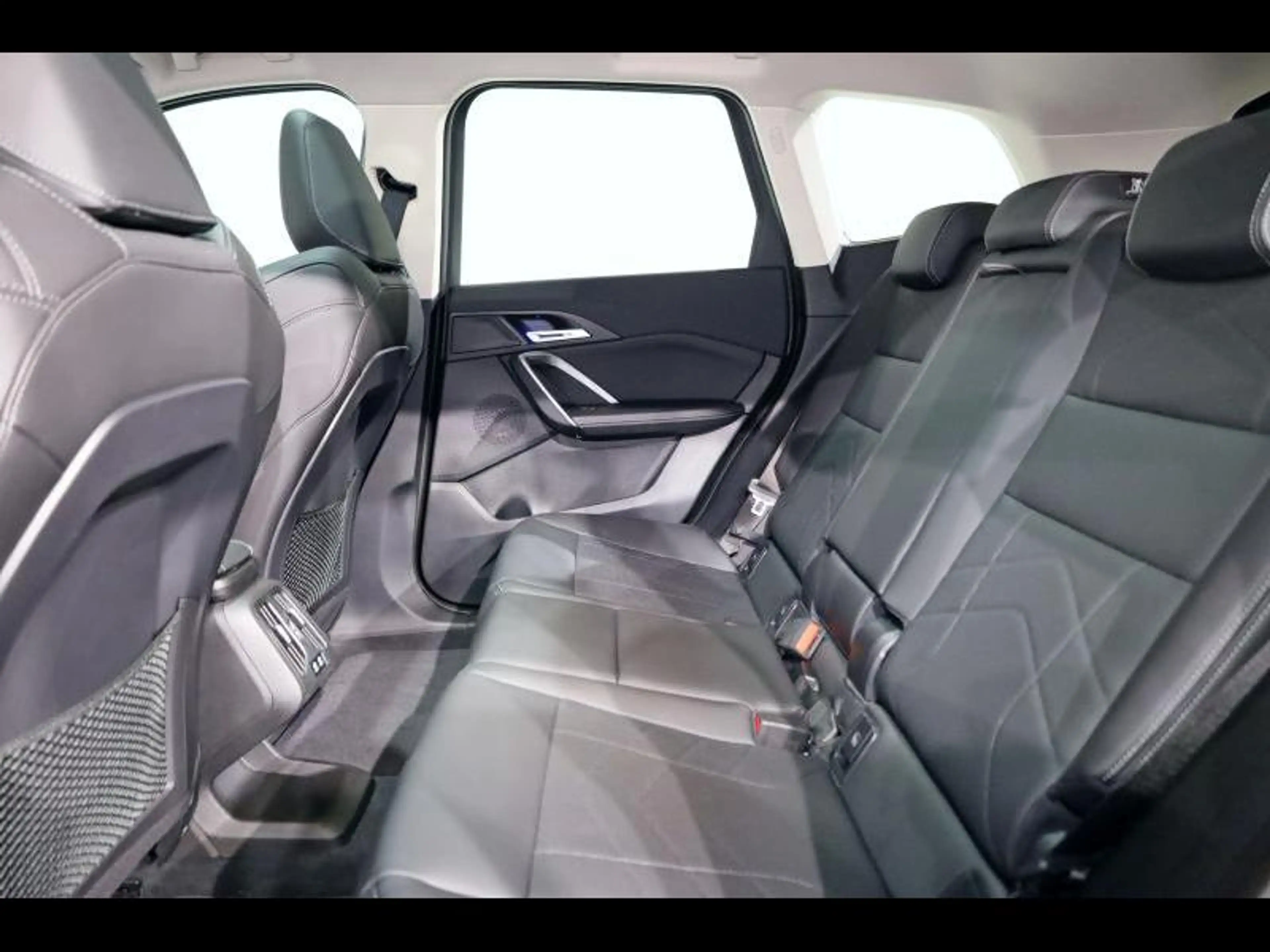 BMW iX1 xDrive30 xLine — photo 10