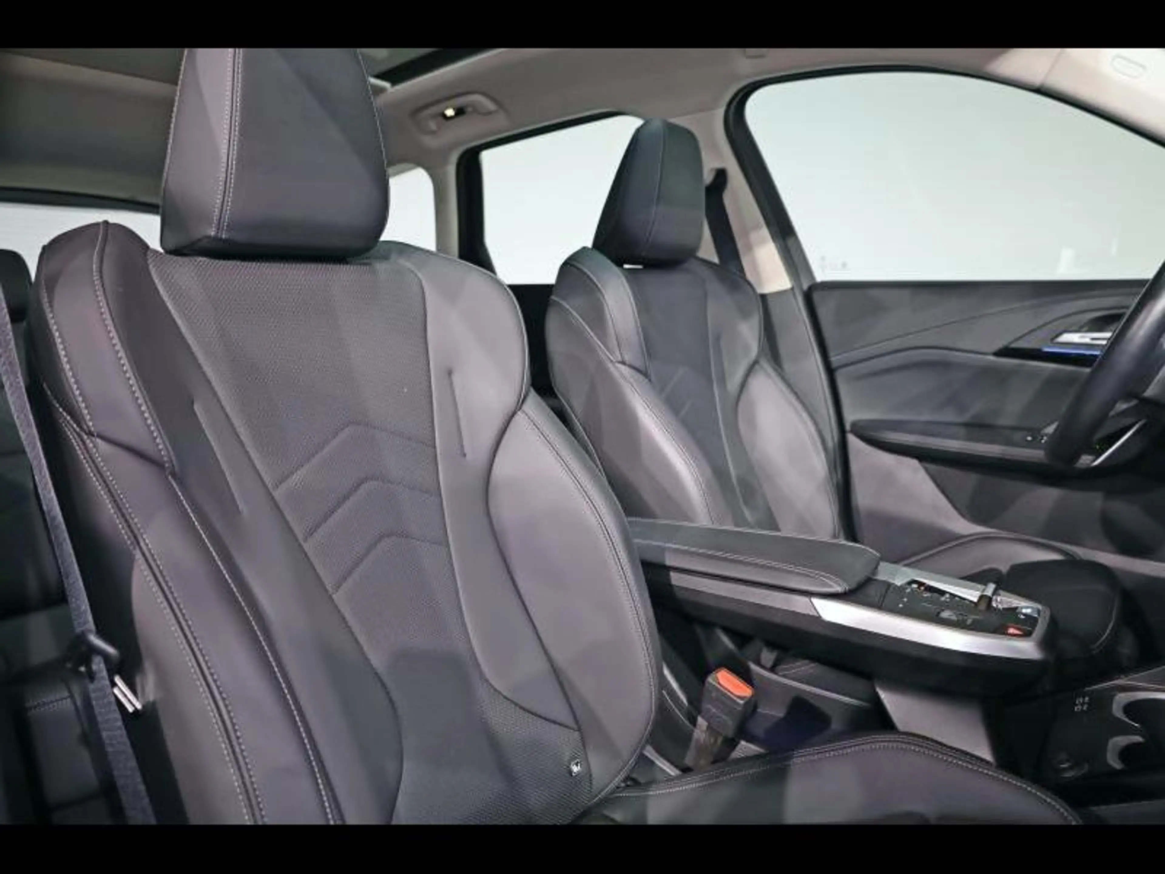 BMW iX1 xDrive30 xLine — photo 11