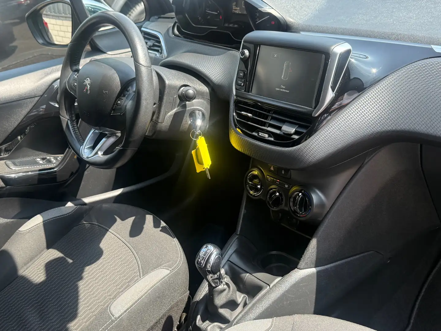 Peugeot 208 1.2 PureTech Active Airco Cruise 5d Nieuwe Apk Zwart - 2