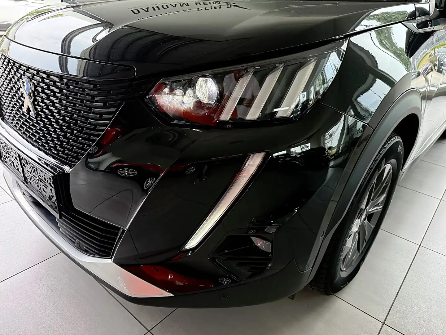 Peugeot e-2008 50kWh GT Schwarz - 2