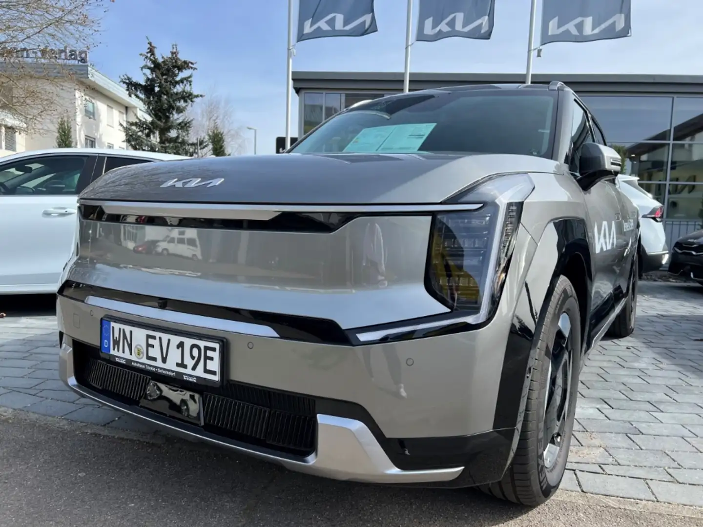 Kia EV9 385 PS EARTH 7-SITZER DRIVE COMFORT HUD Niveau Nav Grau - 2