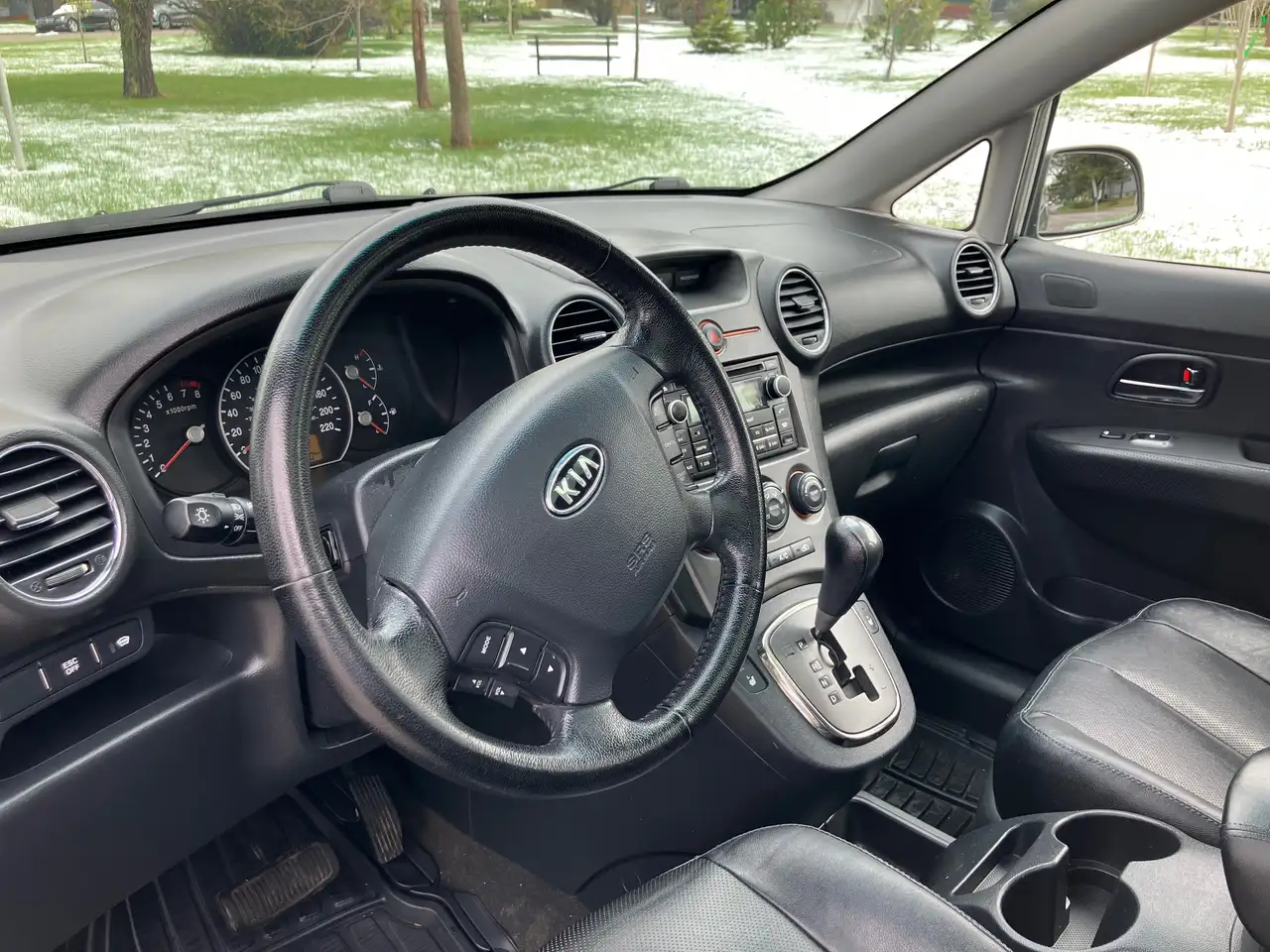Kia Rondo снимка Kia Rondo
