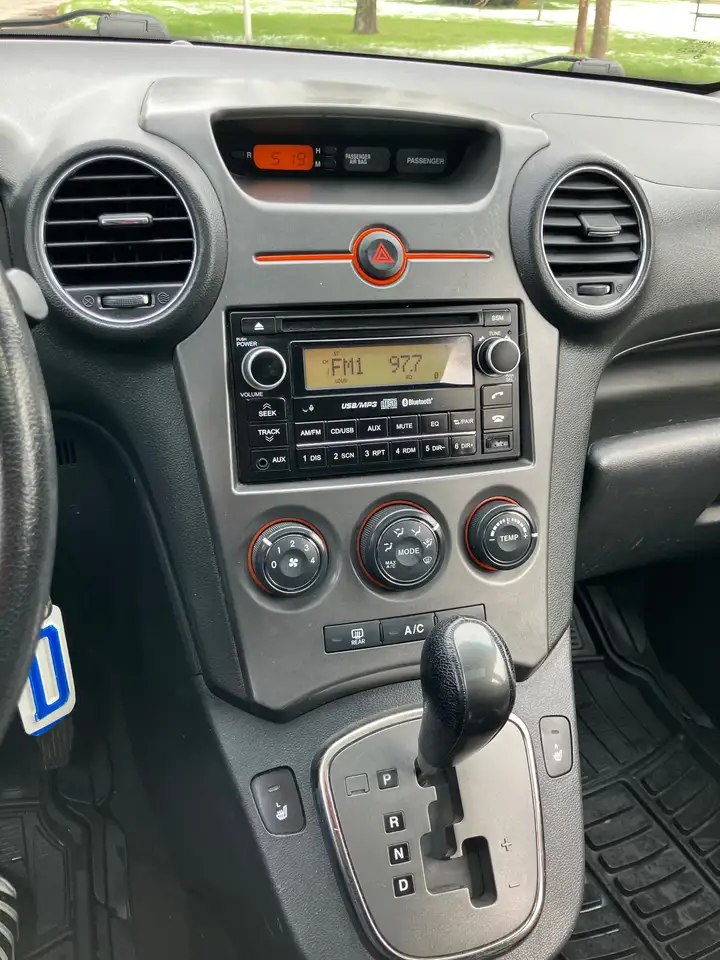 Kia Rondo снимка Kia Rondo