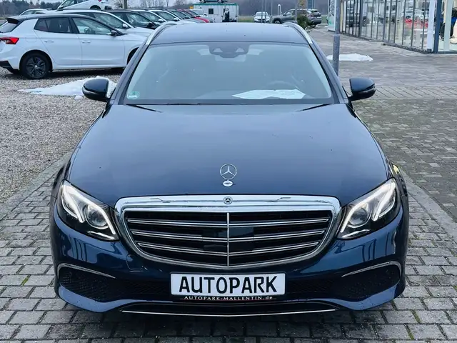 Mercedes-Benz E view 2