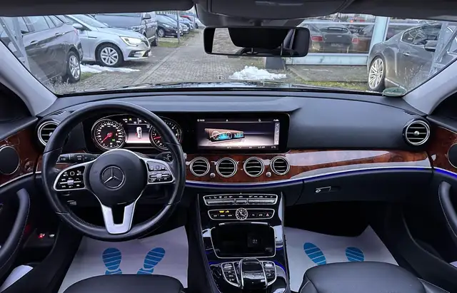Mercedes-Benz E view 11