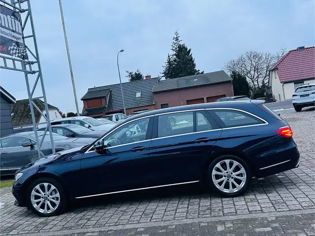 Mercedes-Benz E view 4