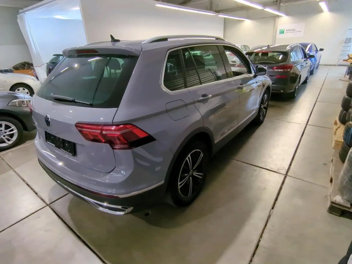 Volkswagen Tiguan 2.0 TDI Elegance Matrix 360° AHK StHz Grau - 2
