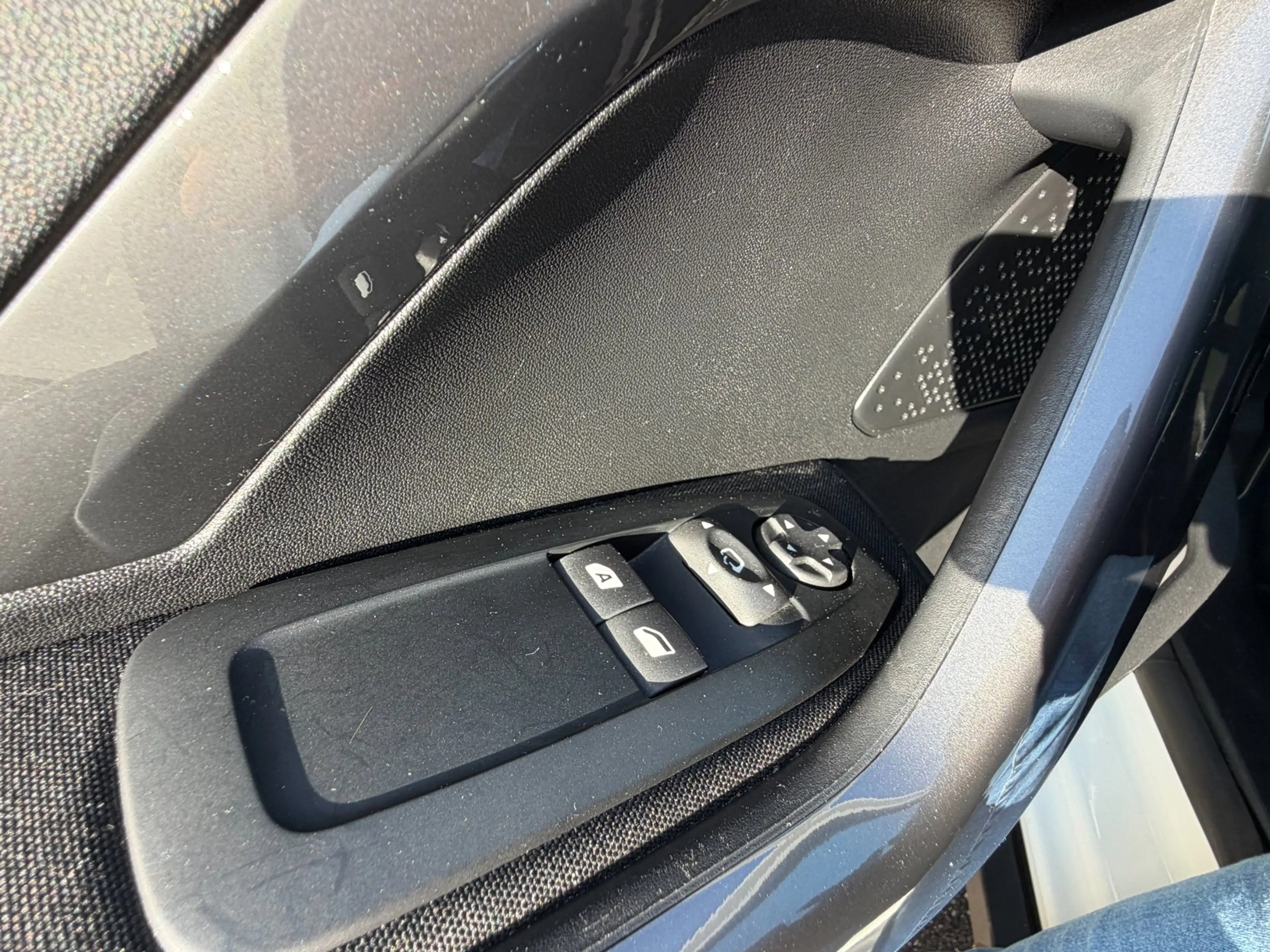 Peugeot 2008 1.2 PureTech Blue Lion — photo 14