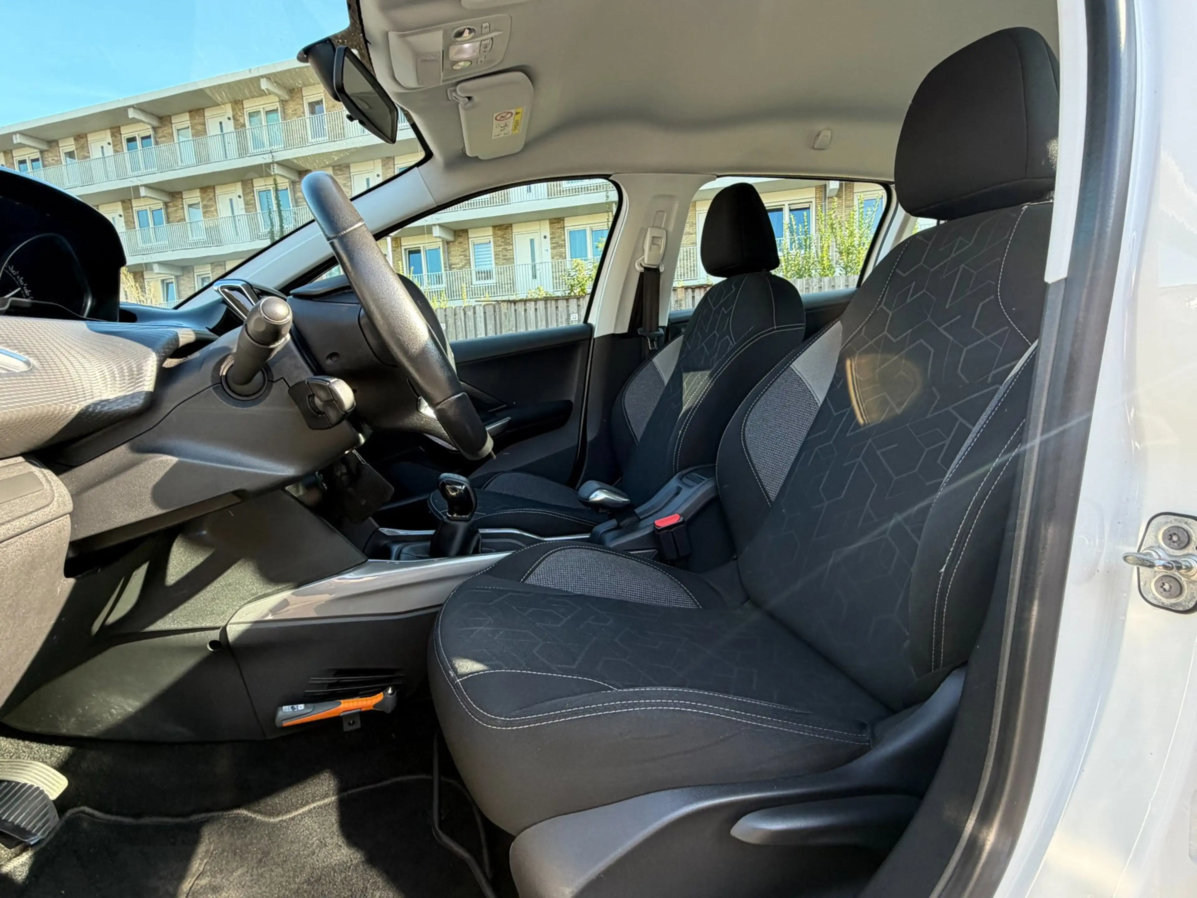 Peugeot 2008 1.2 PureTech Blue Lion — photo 9