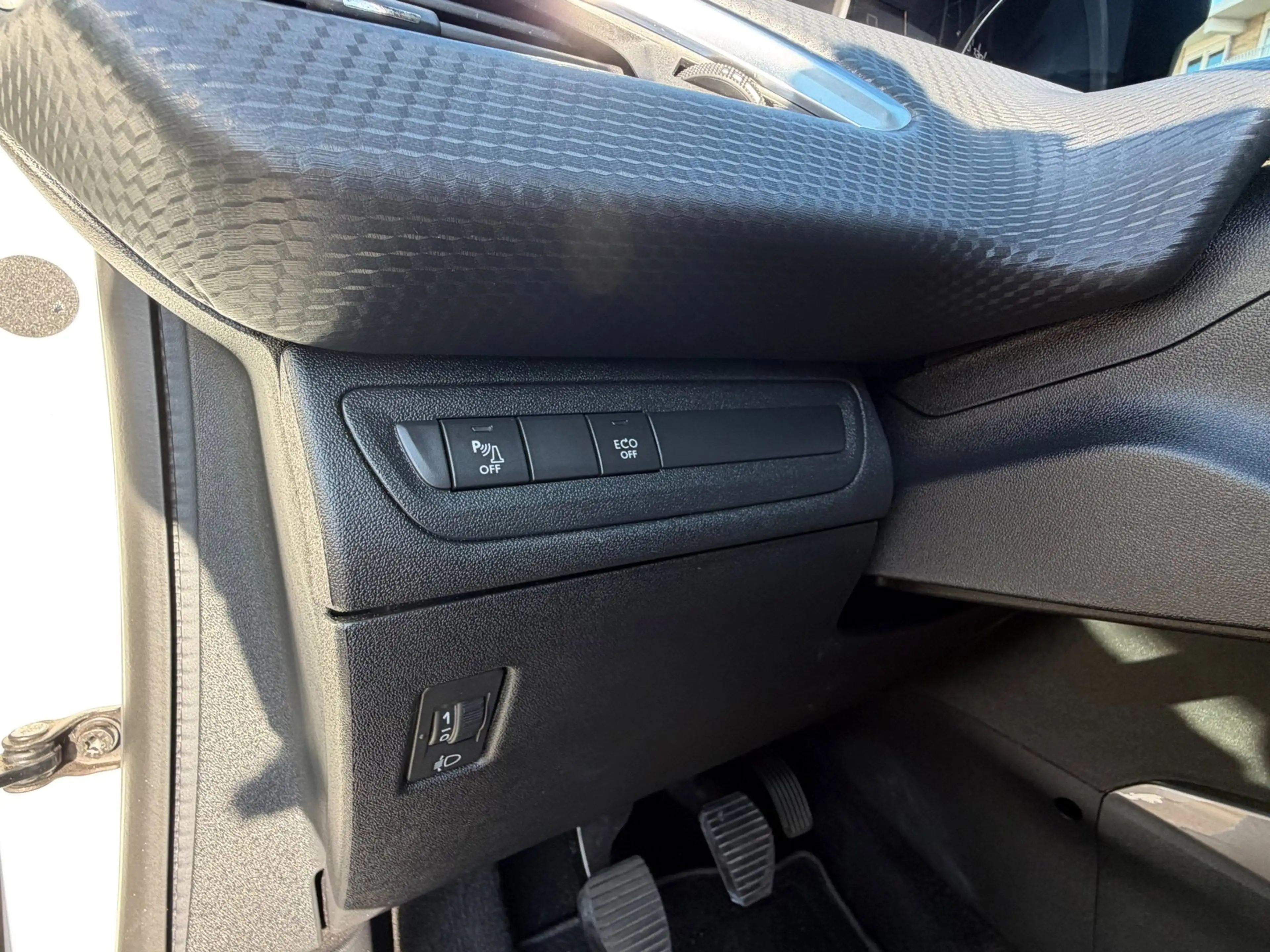 Peugeot 2008 1.2 PureTech Blue Lion — photo 13