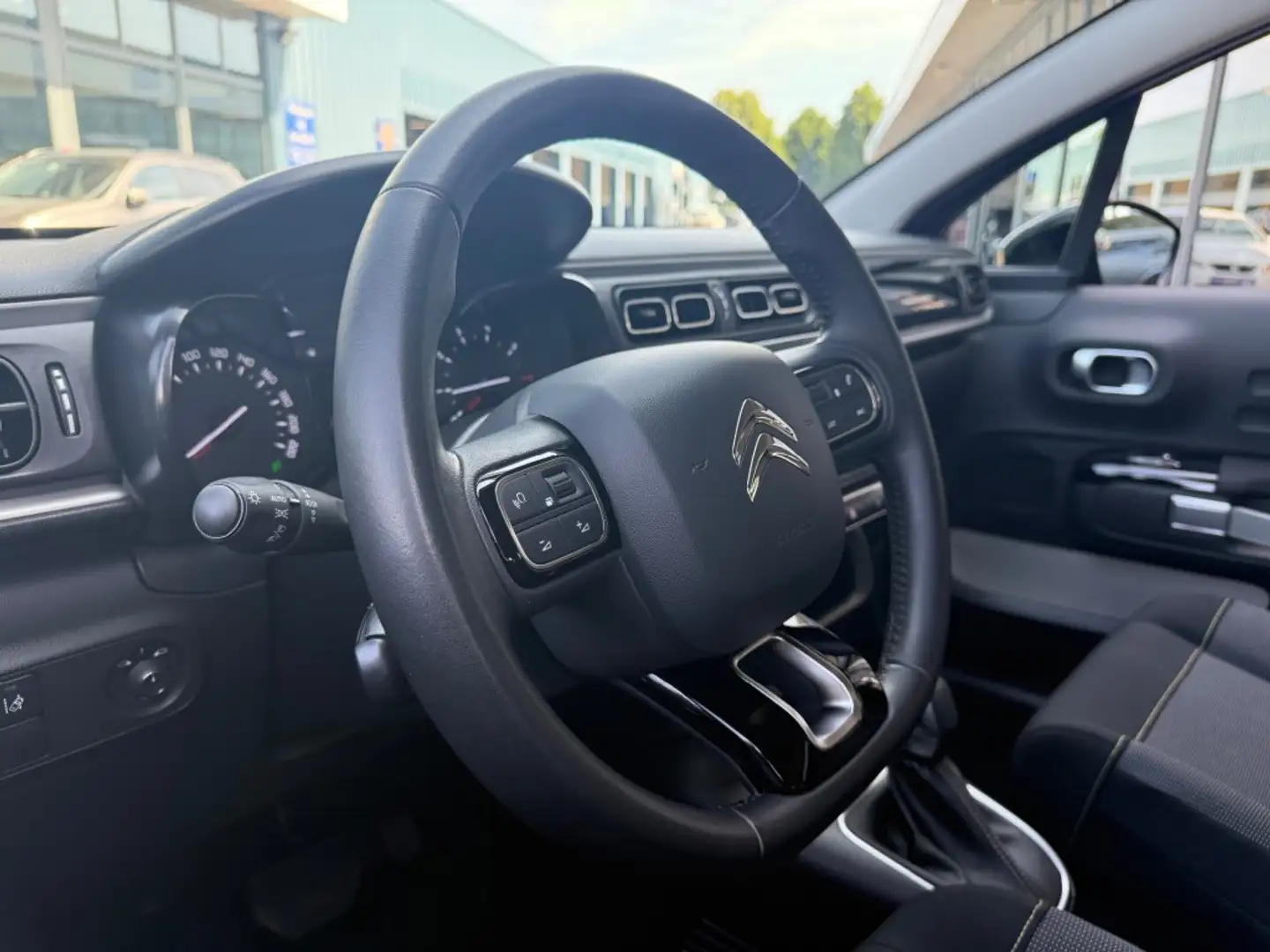 Citroen C3 1.2 PT SHINE AUTOMAAT 110PK AIRCO NAVI PDC-CAMERA Schwarz - 2