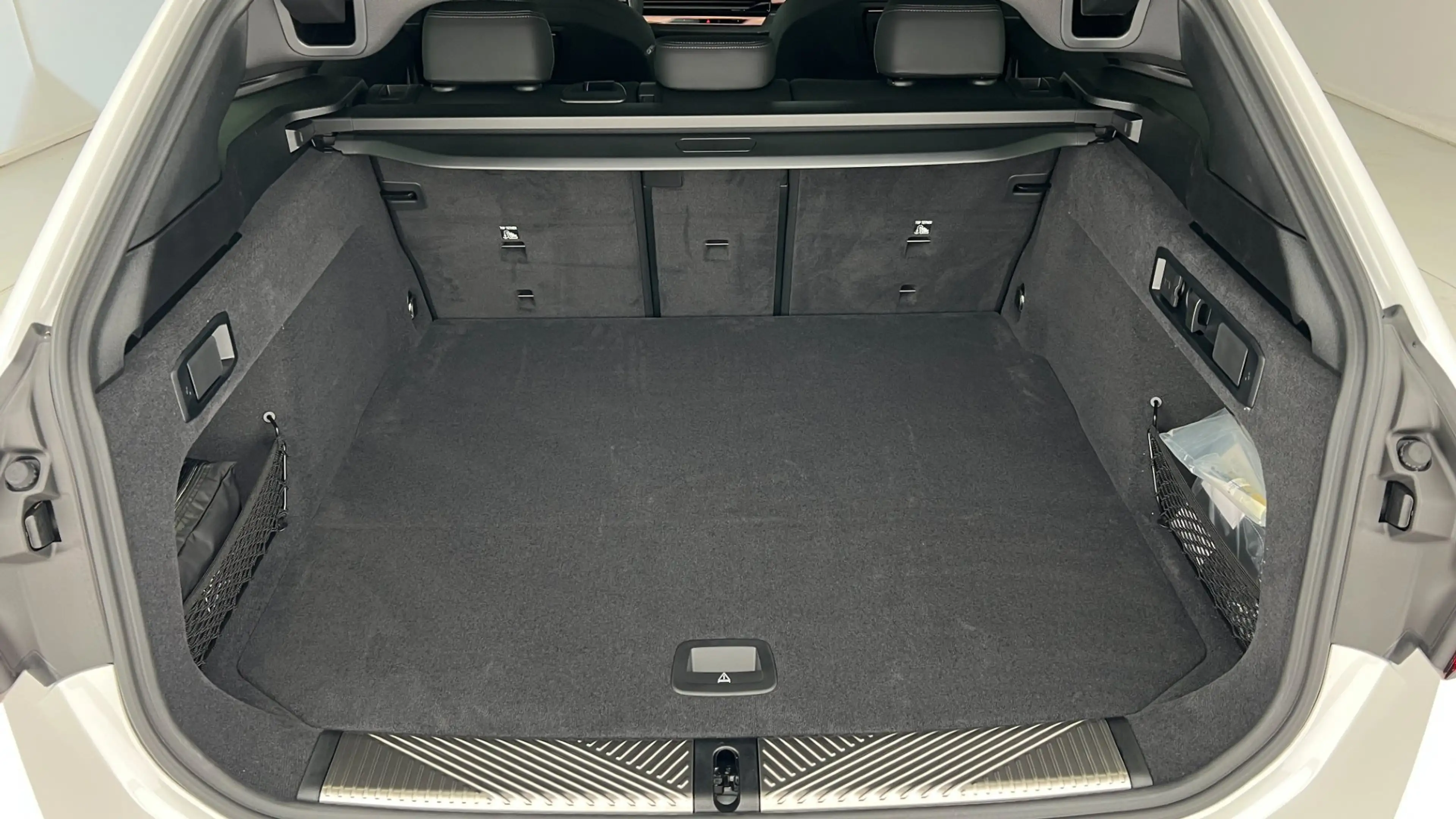 BMW i5 xDrive40 — photo 9