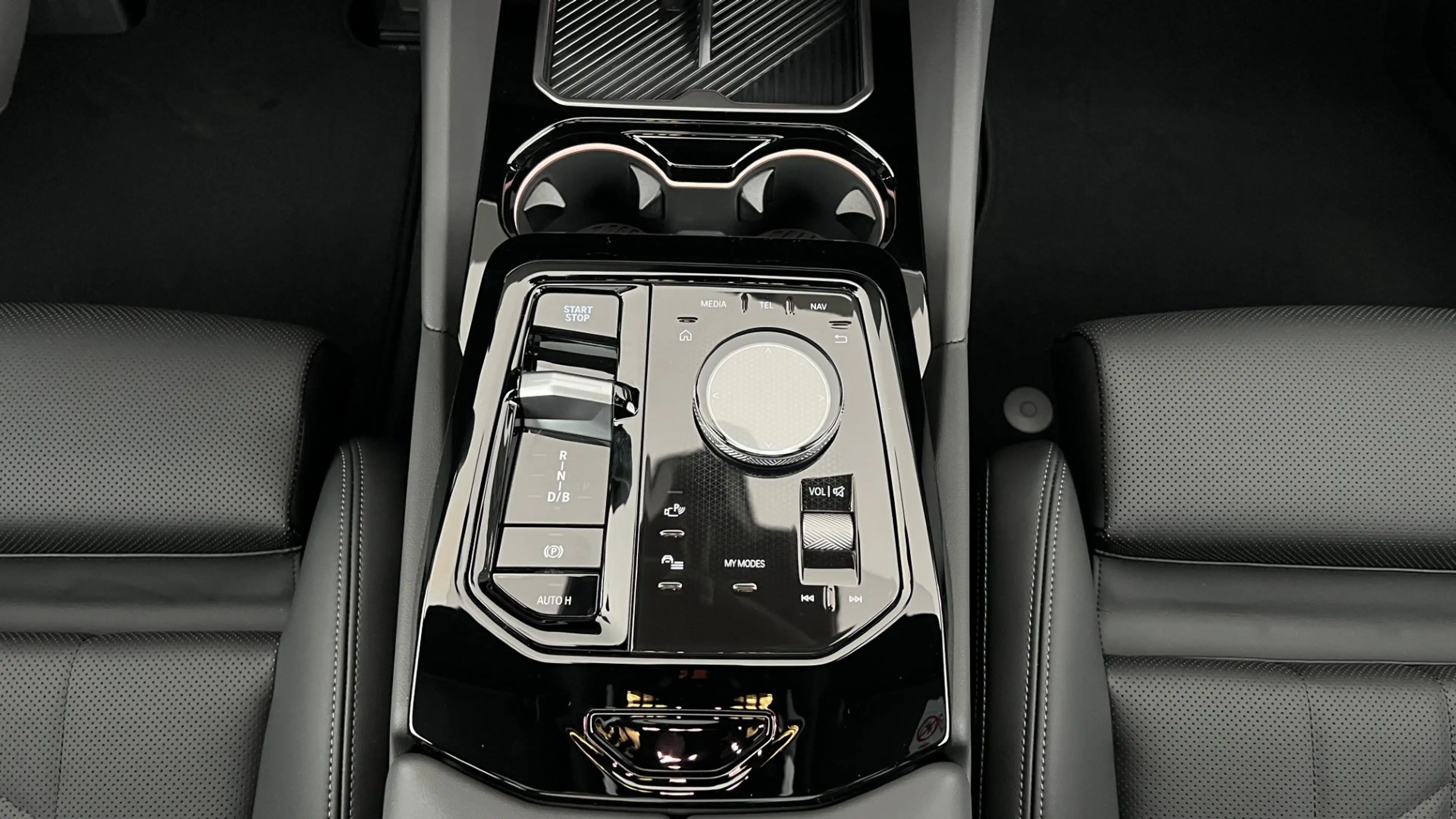 BMW i5 xDrive40 — photo 12