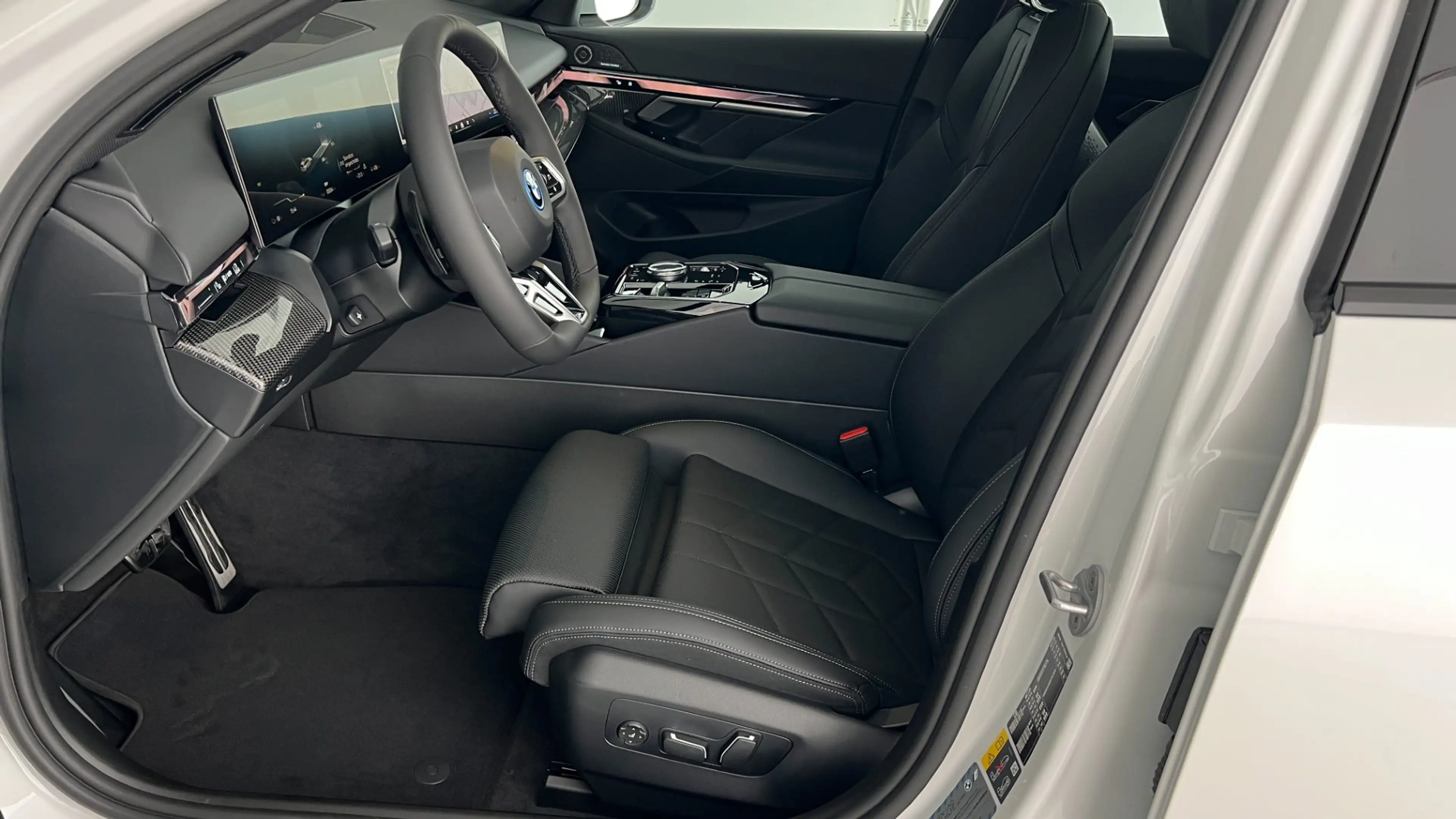 BMW i5 xDrive40 — photo 14