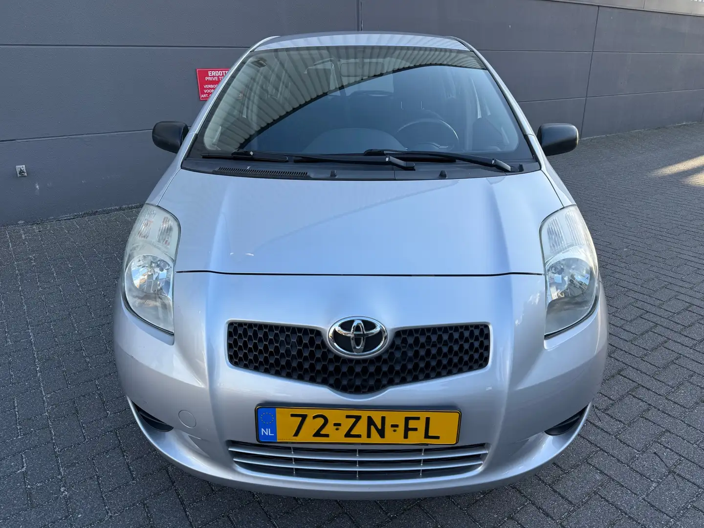 Toyota Yaris 1.3 VVTi *AIRCO*APK*NAP*ZUINGE AUTO Gris - 2