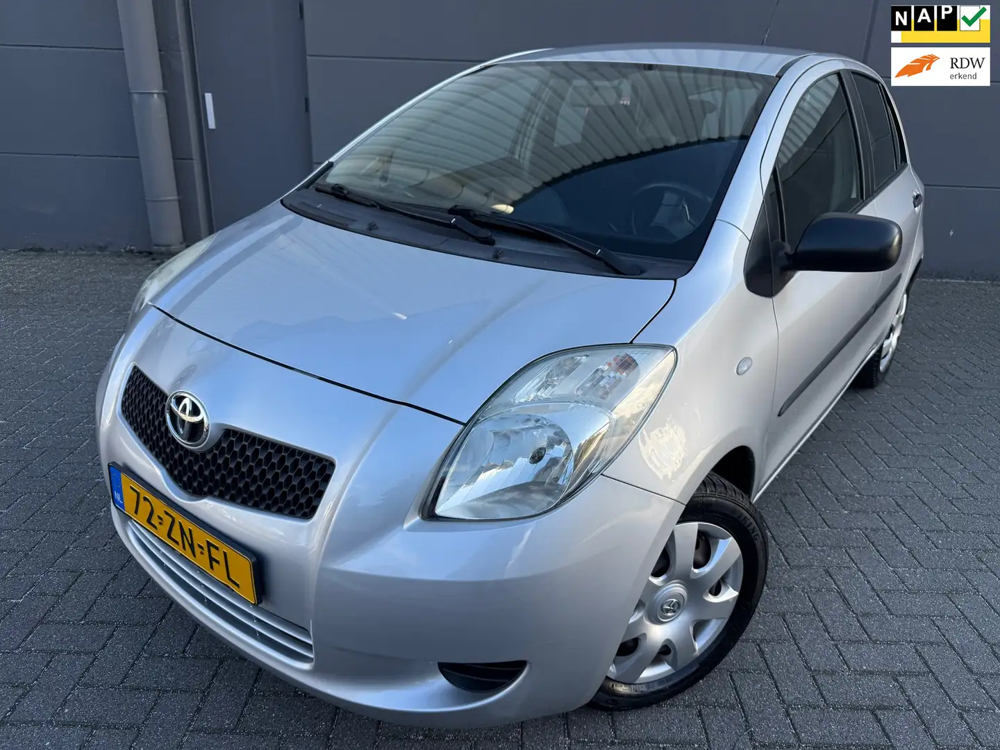 Toyota Yaris 1.3 VVTi *AIRCO*APK*NAP*ZUINGE AUTO Gris - 1
