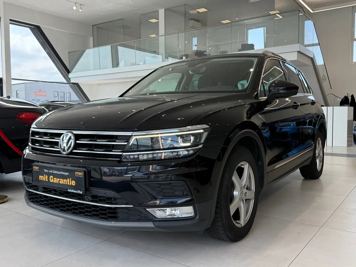 Volkswagen Tiguan 2,0 TDI Highline DSG*XENON*NAV*KLIMA*SITZHZ*KREDIT Schwarz - 1