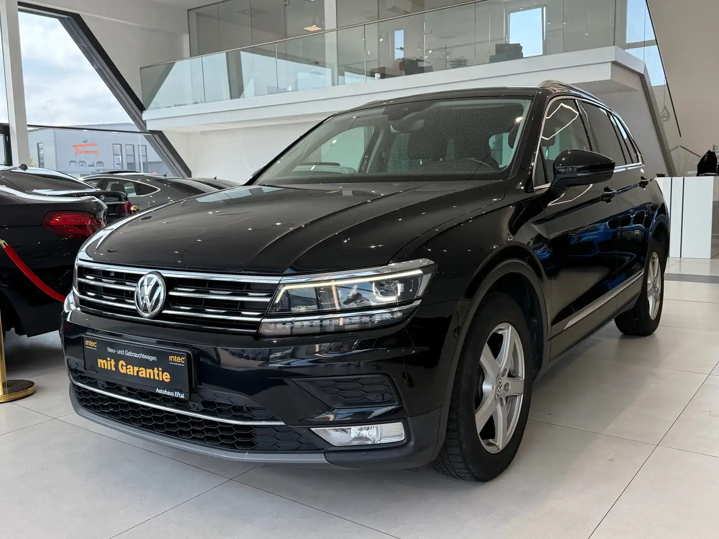 Volkswagen Tiguan 2,0 TDI Highline DSG*XENON*NAV*KLIMA*SITZHZ*KREDIT Schwarz - 2
