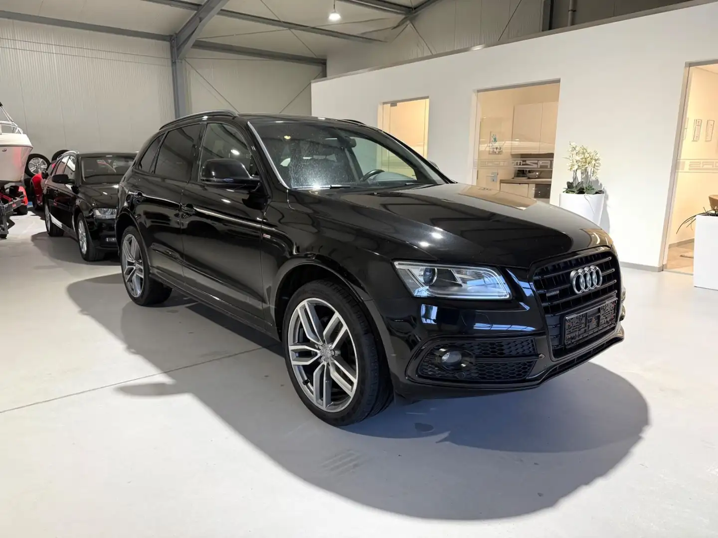 Audi Q5 2.0 TDI 140kW quattro S-Line/Pano/1.Hand Schwarz - 2