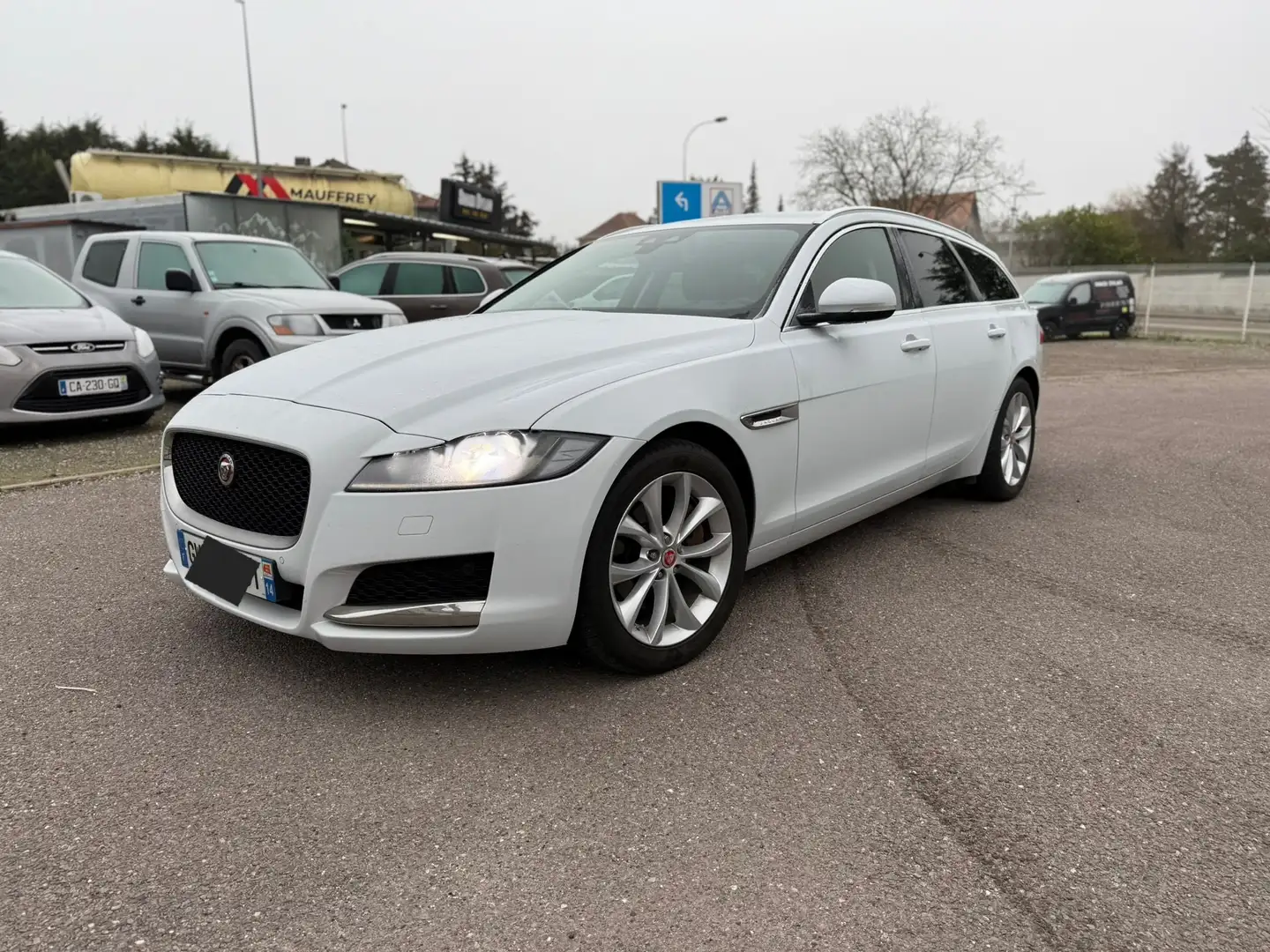 Jaguar XF Sportbrake 2.0 D - 240 ch BVAPrestige Blanc - 1