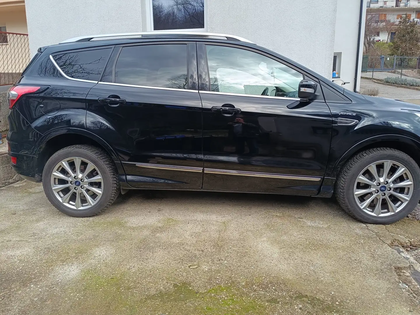 Ford Kuga Kuga 2.0 TDCi 4x4 Aut. Vignale Schwarz - 2