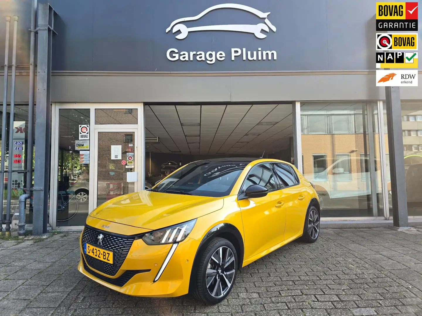 Peugeot 208 1.2 100 pk PureTech GT 5drs. 2023 Navi/Cam/3D dash Geel - 1