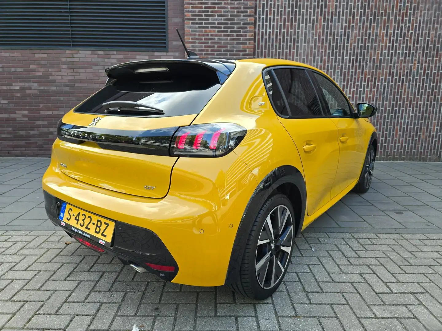 Peugeot 208 1.2 100 pk PureTech GT 5drs. 2023 Navi/Cam/3D dash Geel - 2