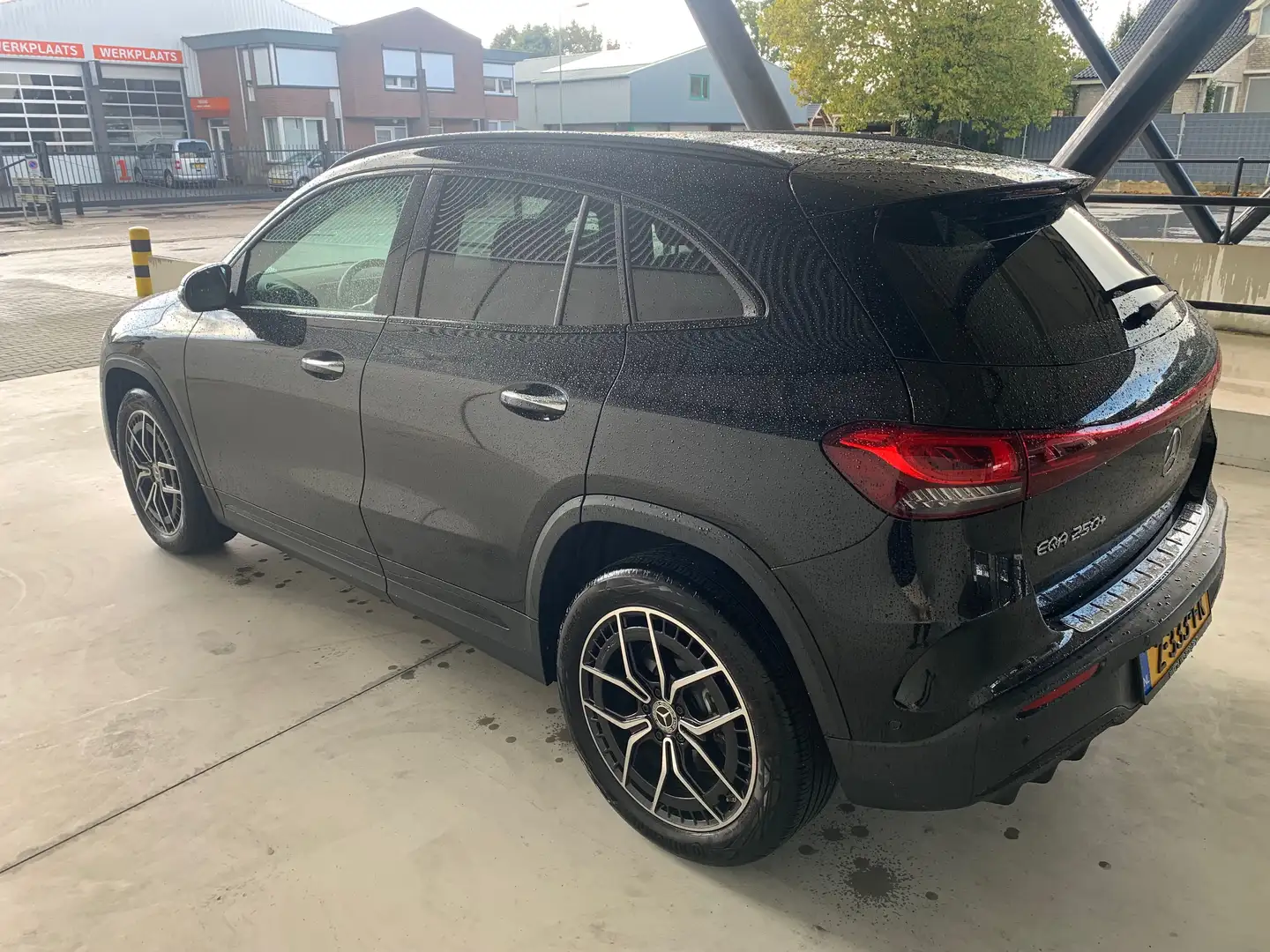 Mercedes-Benz EQA EQA 250+ Business Edition AMG line Panorama Zwart - 2