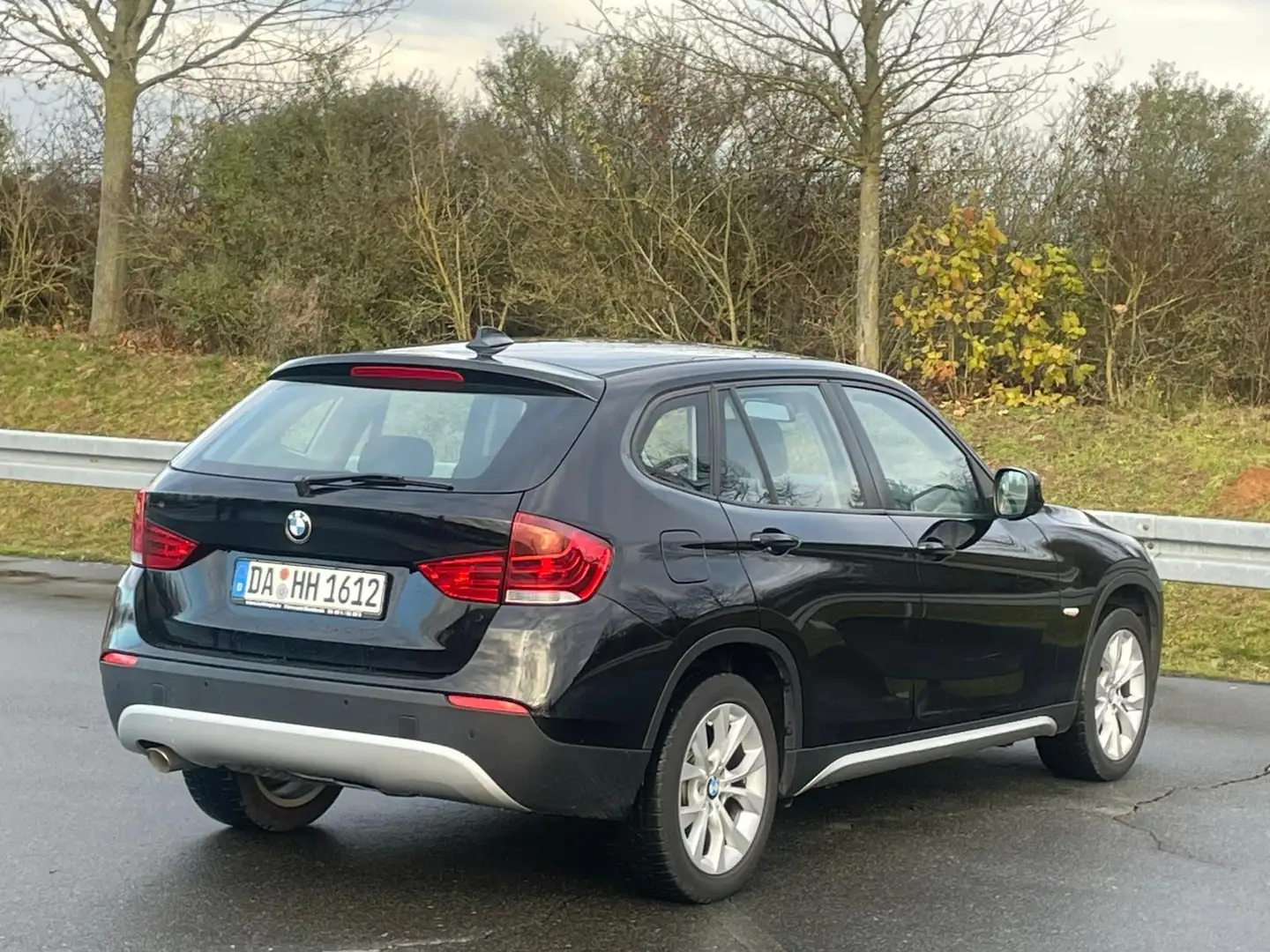 BMW X1 18 d xDrive Schwarz - 2