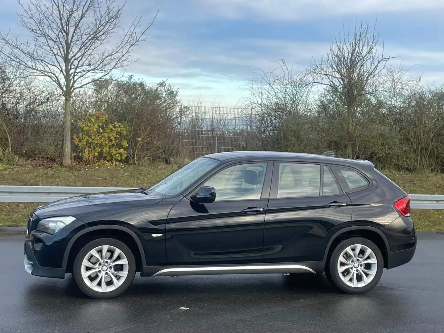 BMW X1 18 d xDrive Schwarz - 1