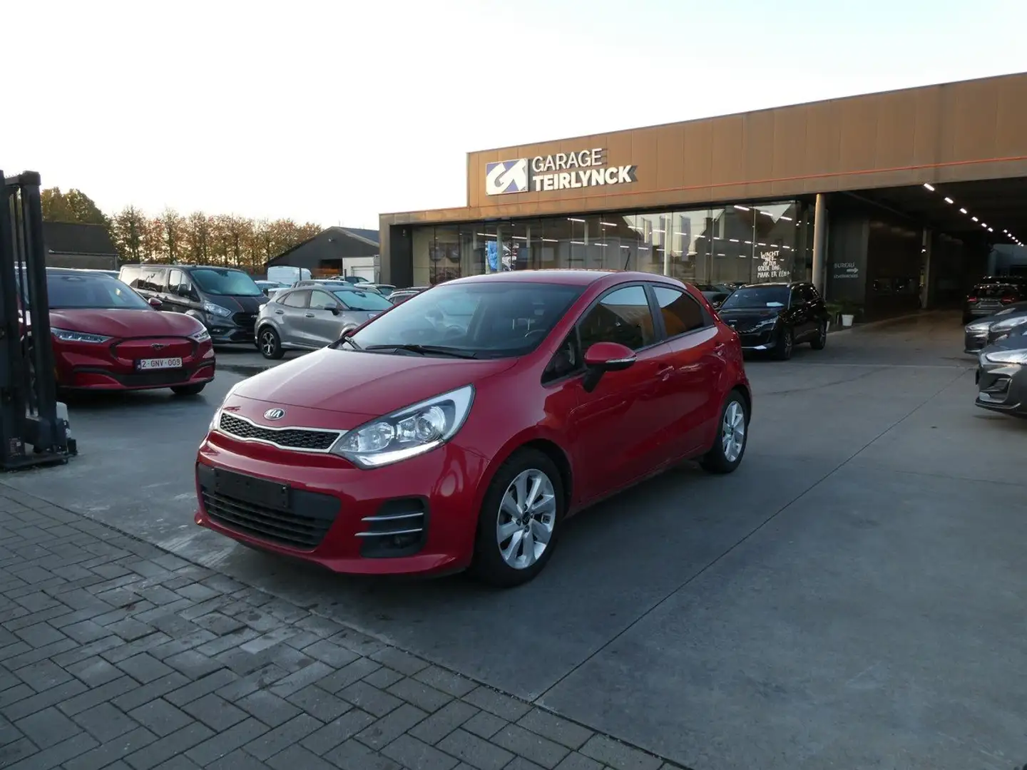 Kia Rio 1.2 i benzine 85pk 5d Business Luxe Camera (92591) Rouge - 2