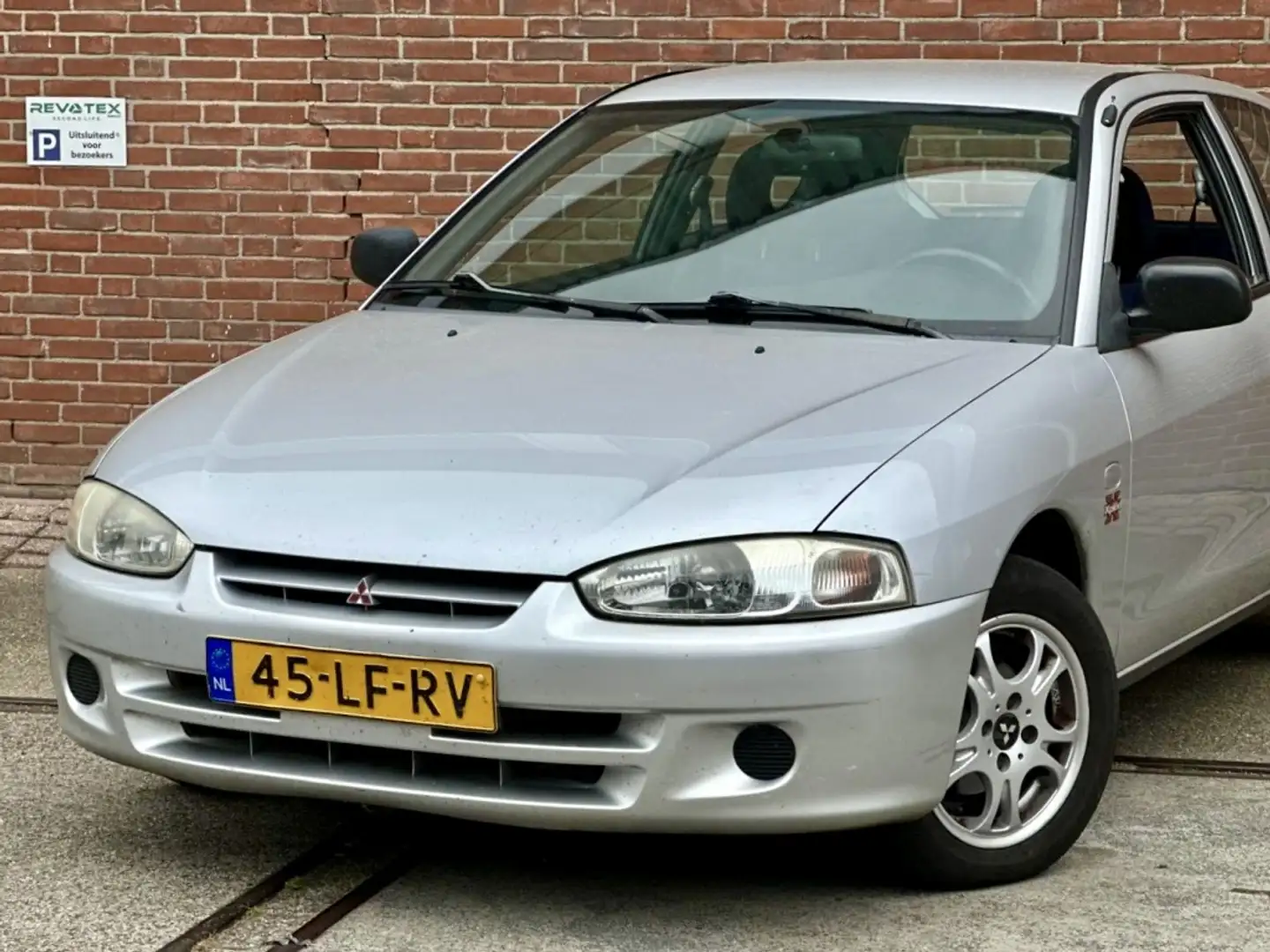 Mitsubishi Colt 1.3 Xplod Grijs - 2