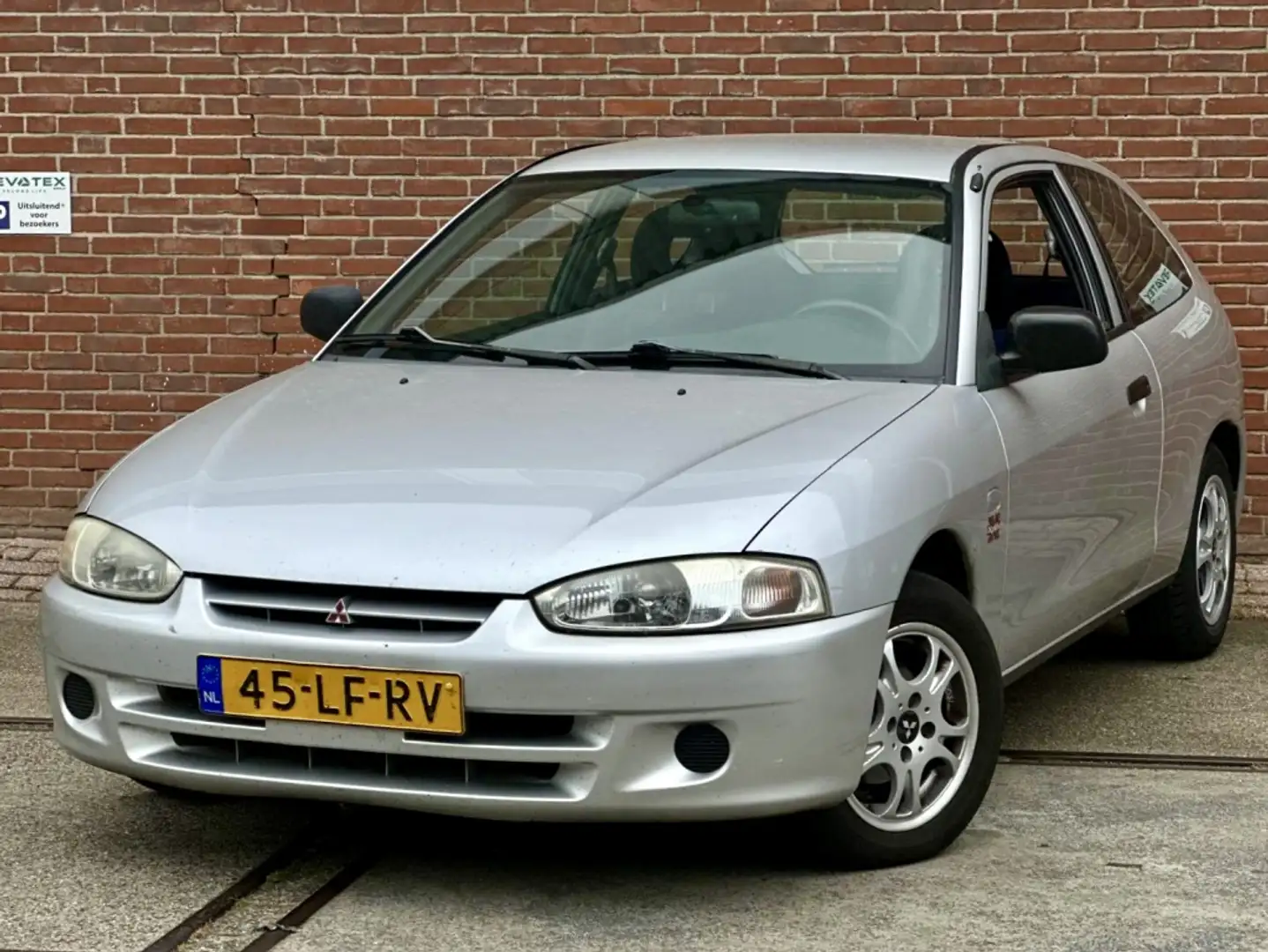 Mitsubishi Colt 1.3 Xplod Grijs - 1