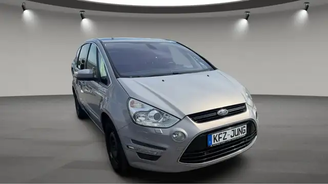 Ford S-Max view 3
