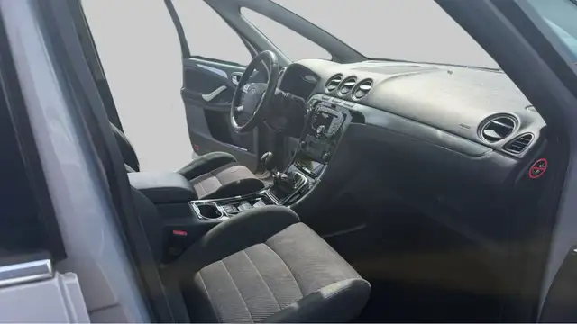 Ford S-Max view 13