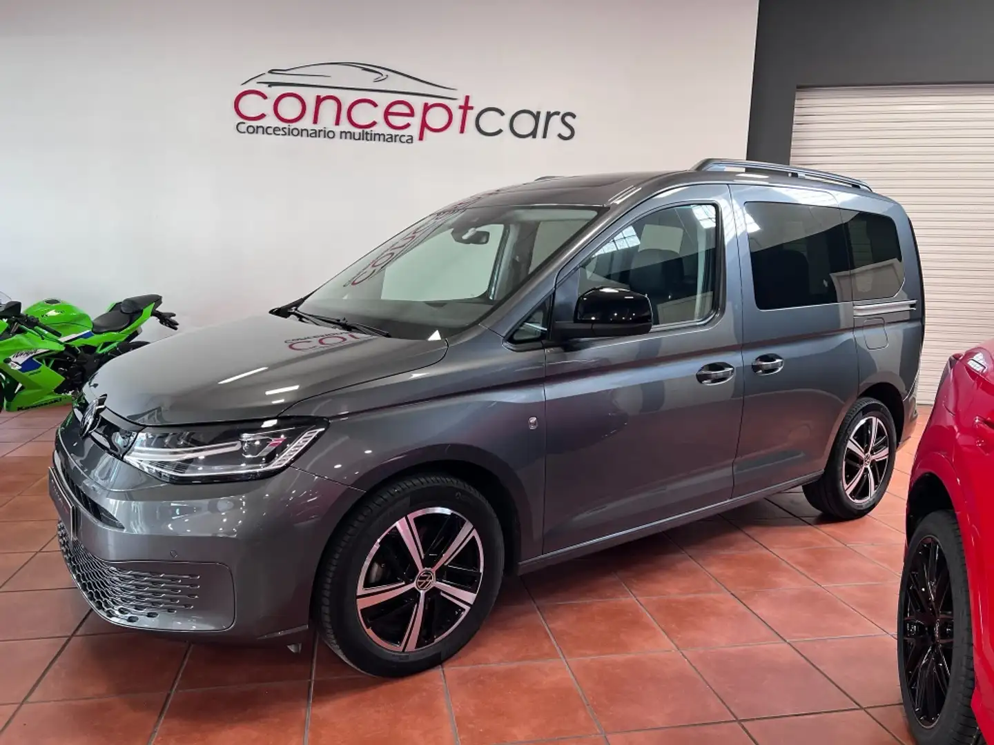 Volkswagen Caddy 2.0TDI Outdoor DSG 90KW Gris - 2