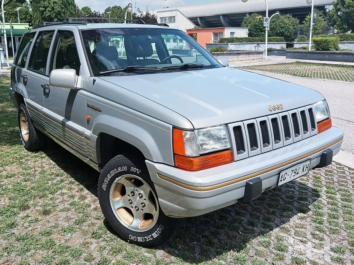 Jeep Grand Cherokee Grand Cherokee 5.2 Limited auto Šedá - 1