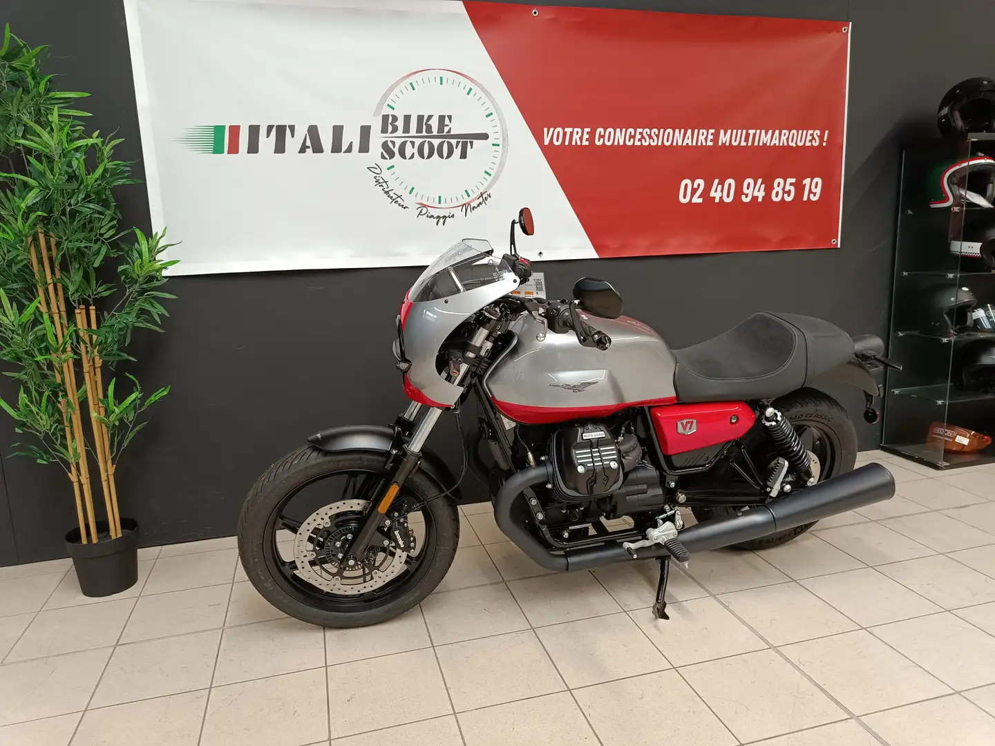 Moto Guzzi V 7 Plateado - 2